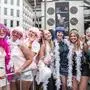 Fans von Harry Styles vor einem seiner Auftritte in Amsterdam