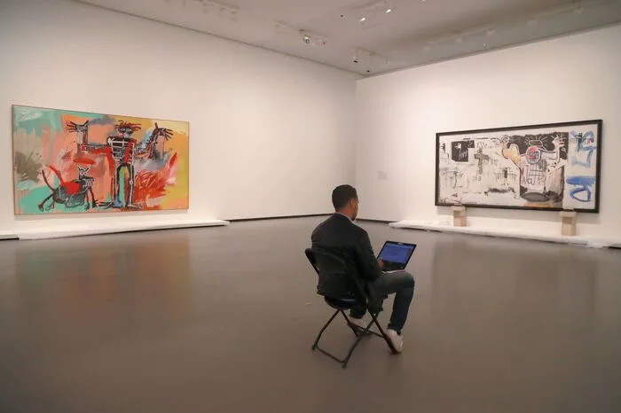 Die Besucher sind eingeladen Parallelen zwischen Schiele und Basquiat zu entdecken.
