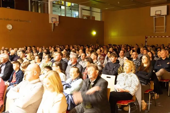 Zahlreiche Gäste folgten der Einladung und genossen ein abwechslungsreiches Programm aus Blasmusik, Filmmelodien und frühlingshaften Klängen.