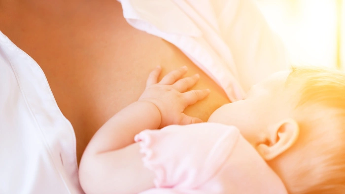 Muttermilch hat die ideale Zusammensetzung: Sie verändert sich mit dem Alter und liefert dem Baby immer genau das, was es braucht – viel Eiweiß in den ersten Tagen, später etwas weniger.