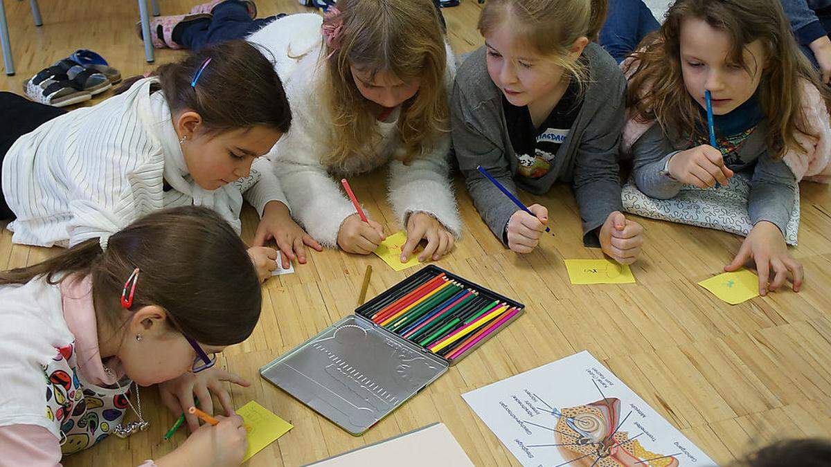 Beim Startworkshop lernten die Kinder ihr Hör- organ genauer kennen und schulten mit Übungen ihre akustische Wahrnehmung