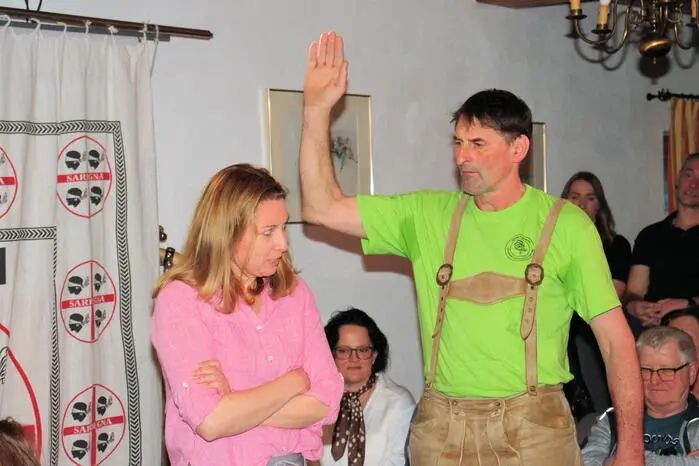 Unter der bewährten Regie von Ed. Hauswirth zeigen Markus Kohlbacher, Katja Hyden-Zwanzger, Eva Maria Puster, Andreas Schmidt und Klaus Schmidt-Puffing einen Querschnitt zwischen Musik, Tanz, reichlich Vino und der Frage, wo die Demokratie beginnt und wie sie sich in der Gruppe auswirkt.