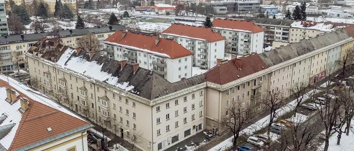 Winterlicher Häuserkomplex aus der Vogelperspektive