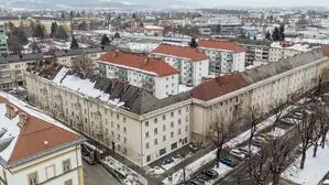 Winterlicher Häuserkomplex aus der Vogelperspektive