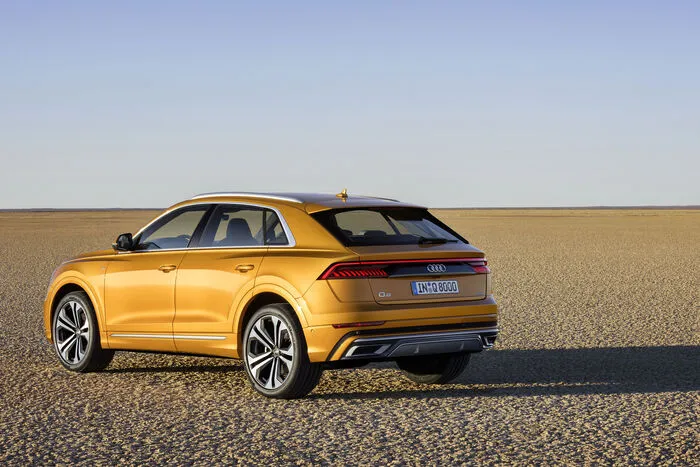 So viel zu den Dimensionen, jetzt zur Technik: Beim Topmodell ist Allradantrieb bei Audi natürlich Ehrensache. Ein mechanisch arbeitendes Mittendifferenzial leitet die Kräfte standardmäßig im Verhältnis 40:60 auf Vorder- und Hinterachse, bei Schlupf den Großteil an die mit der besseren Traktion.