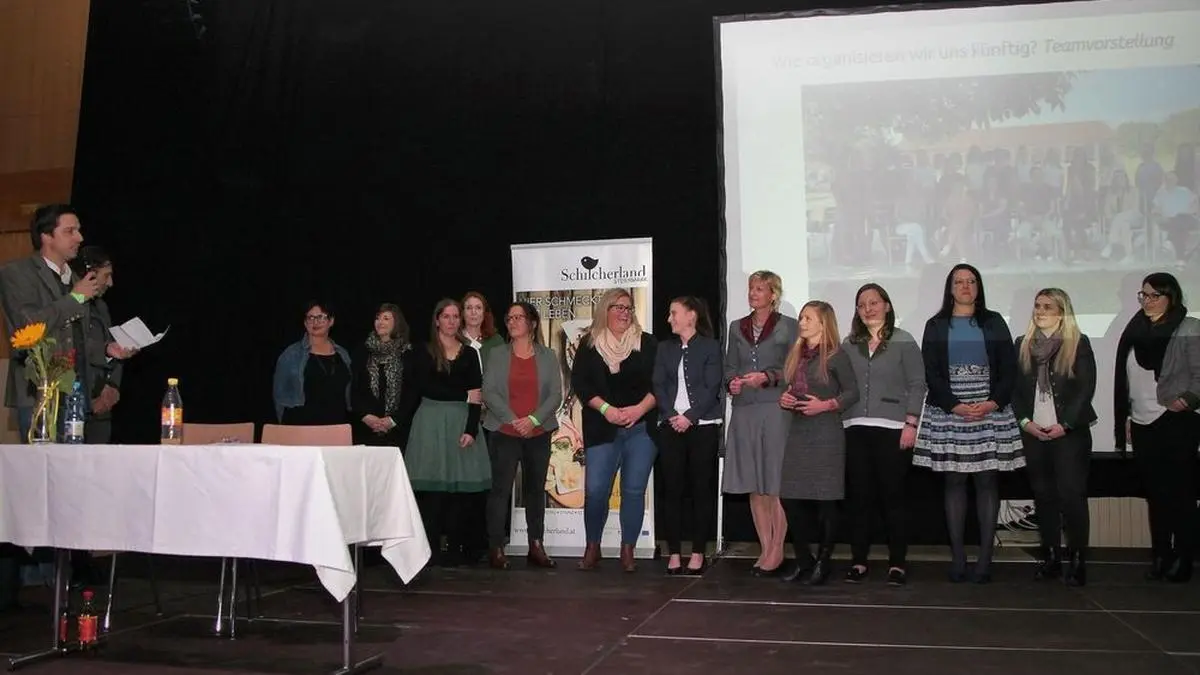 Den Mitarbeiterinnen des Tourismusverbands wurde für ihren Einsatz in den letzten Monaten auf der Bühne gedankt