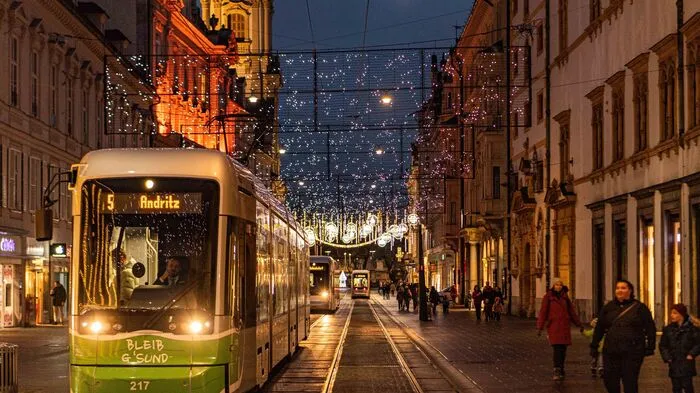 Nach 16 Jahren „falling x-mas trees“ wartet auf die Grazerinnen und Grazer sowie Besucherinnen und Besucher der Stadt heuer ein besonderer Lichtblick im Grazer Advent ...
