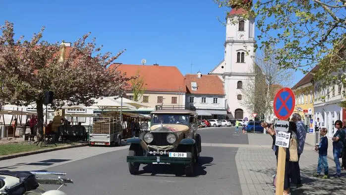 Der Hauptplatz von Fehring schien kürzlich in ein Automobilmuseum umgestaltet worden zu sein