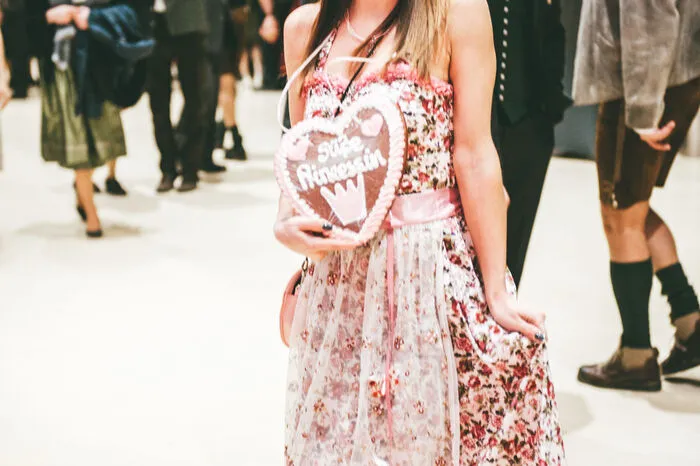 Ivana Jolic in einem schulterfreiem Dirndl mit Blumen-Print.