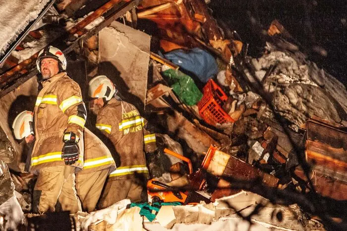 Die Rettungsarbeiten waren in der Nacht noch im Gang, der dahinter liegende Hang gefährdet weiterhin das Gebäude.