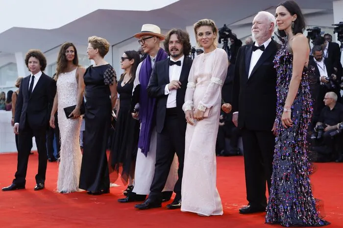 Ob es am Ende für eine Auszeichnung reicht, wird sich am 9. September zeigen, wenn die Jury um ihre Präsidentin Annette Bening die Hauptpreise vergibt.