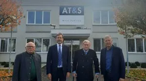 v. l. n. r.: Altbürgermeister Herbert Weinrauch, Vertriebsvorstand AT&S Peter Schneider, Aufsichtsratschef Hannes Androsch und Bürgermeister Johann Winkelmaier