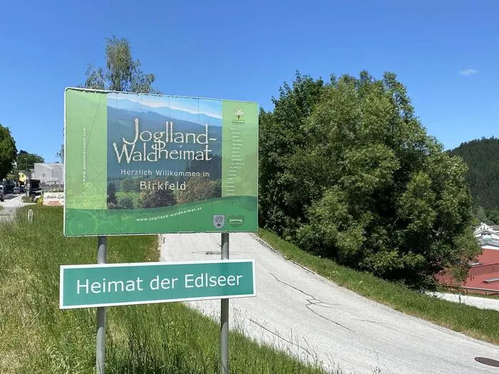Das Joglland ist die Heimat der Edlseer. Das wird gleich bei der Ortseinfahrt klar gemacht.