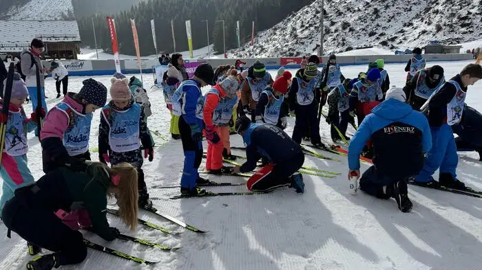 Mehr als 100 Volksschülerinnen und -schüler aus Eisenerz, Trofaiach-Gai und Landl sammelten erste Erfahrungen auf Loipen und Schanzen.