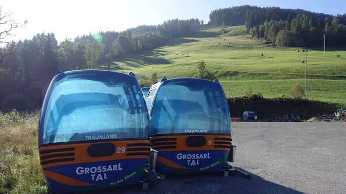 In Reih und Glied stehen die Gondeln aus Großarl bereits am Fuße der Reiteralm