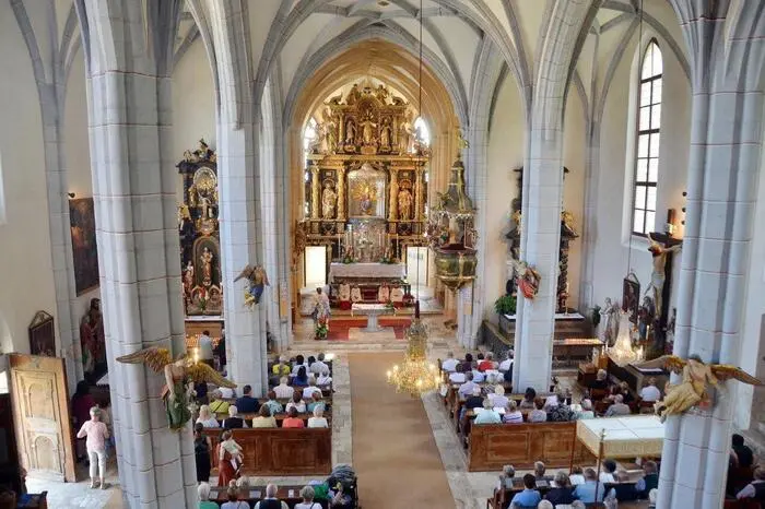 Der Pfarrgemeinderat bot gleich vor dem Kirchenportal Andenken und Selbstgemachtes an, der Erlös kommt der Kirchenerhaltung zugute. 