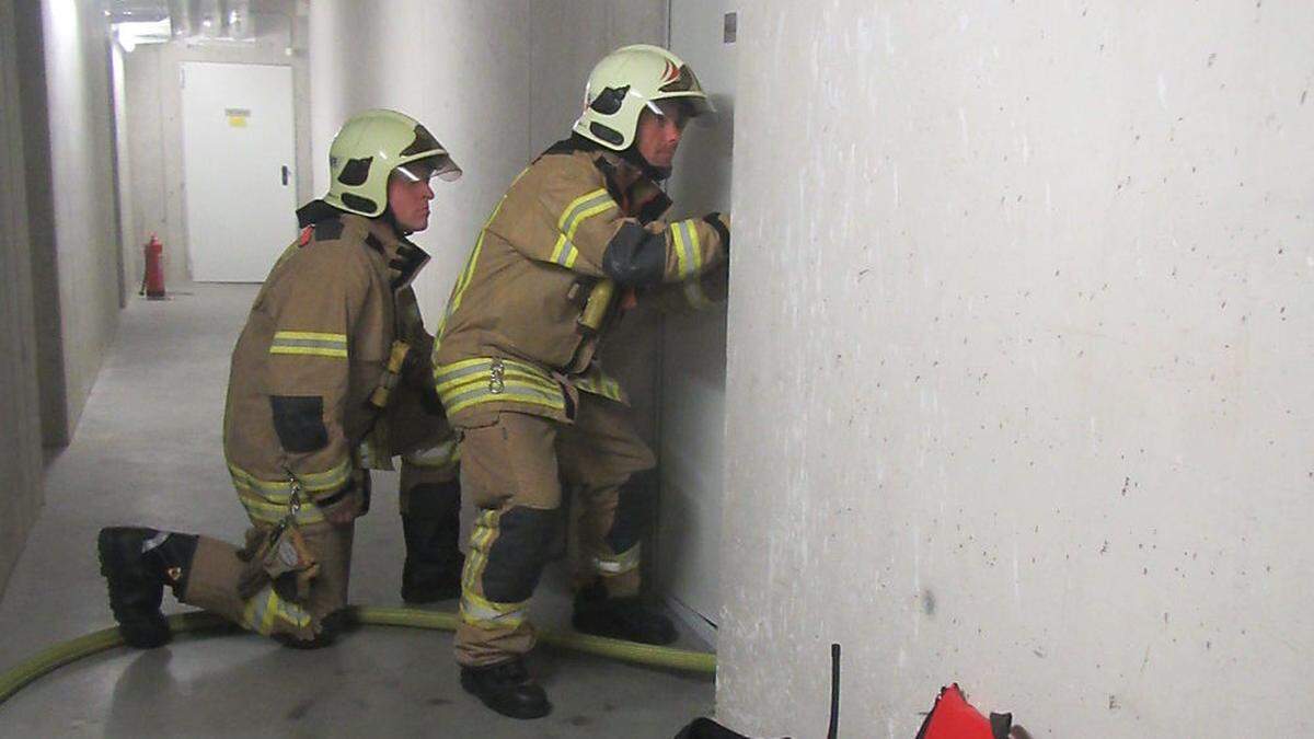 Die Mannen der Berufsfeuerwehr Graz beim Einsatz