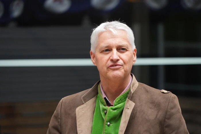 Direktor Adolf Lackner begrüßt und erklärt das Procedere
