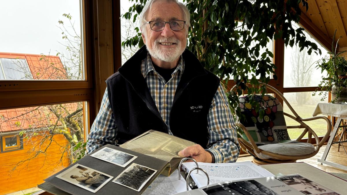 Josef Rothwein mit seinem Familienfotoalbum 