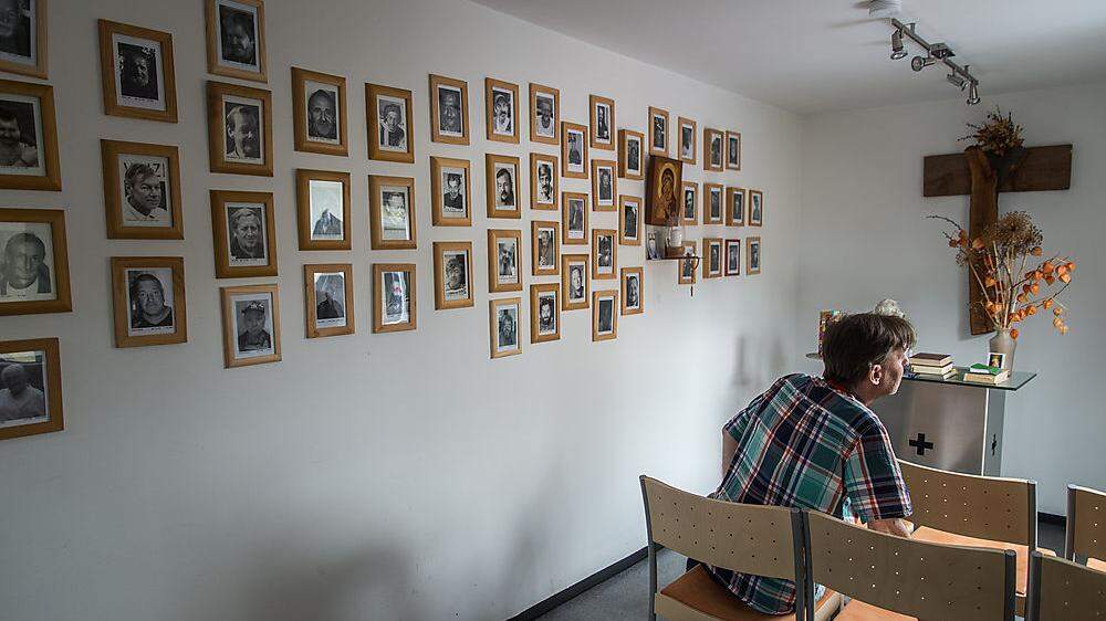 Die Kapelle des Vinzidorfes: Die Bilder an der Wand erinnern an verstorbene Bewohner