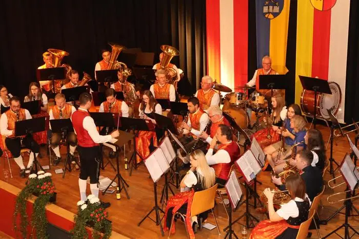 Übrigens: Ein Video vom außergewöhnlichen Konzert gibt es auf Facebook Kleine Zeitung St. Veit/Feldkirchen zu sehen! Klicken Sie sich durch die Fotogalerie!