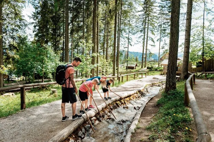 Im Holzknechtland erfahren die Jungs spielerisch, wei das Holz damals von A nach B transportiert wurde