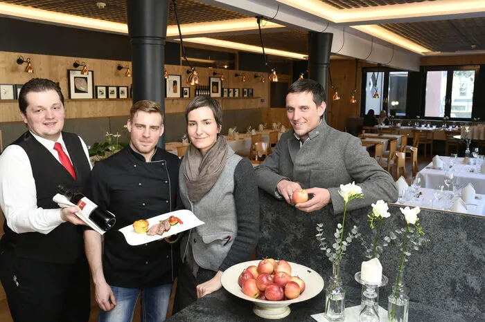 Oberkellner und Sommelier Marco Amann, Küchenchef Lee Wielstra sowie die Chefs Franziska Moser-Winker und Gerhard Winkler vor dem neuen Restaurantbereich.