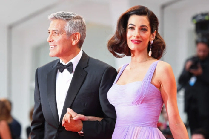 ... präsentierte Hollywoodstar George Clooney bei der Premiere seines Filmes "Suburbicon" seine Frau Amal.