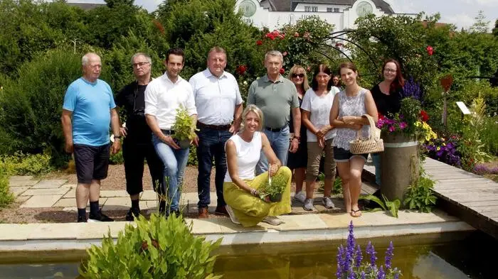 Derzeit blühen, wachsen und gedeihen verschiedene Kräuterarten im wunderschön gepflegten Areal. Highlights beim Kräutergartentag waren die Kräutersalzzubereitung mit frischen Kräutern und ein Yoga Kräuter-Gruß. 