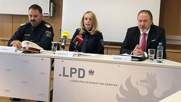 Landespolizeidirektorin Kohlweiß mit Adolf Winkler, Leiter der Landesverkehrsabteilung, und Herbert Rogl vom  Landeskriminalamt