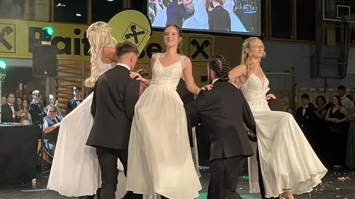  Am Samstag luden die Maturantinnen und Maturanten der Klassen 8a, 8b und 8d des Gymnasiums Hartberg zum Maturaball