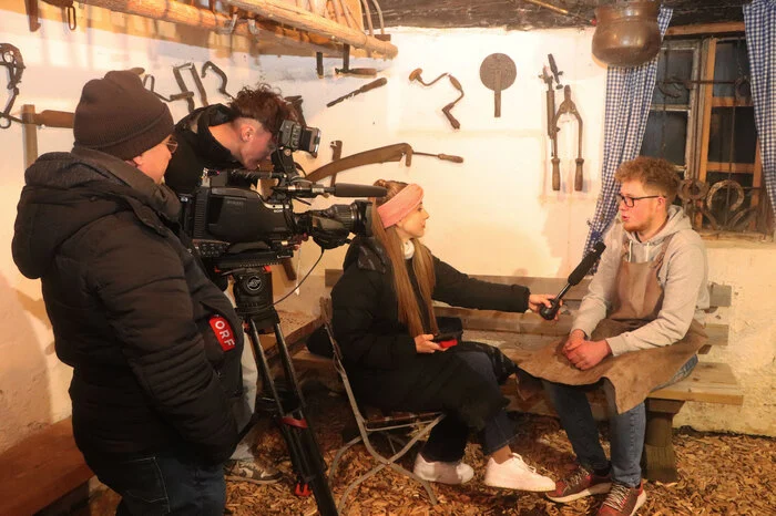 Auch ein ORF-Kärnten Team filmte in der Schmiede.