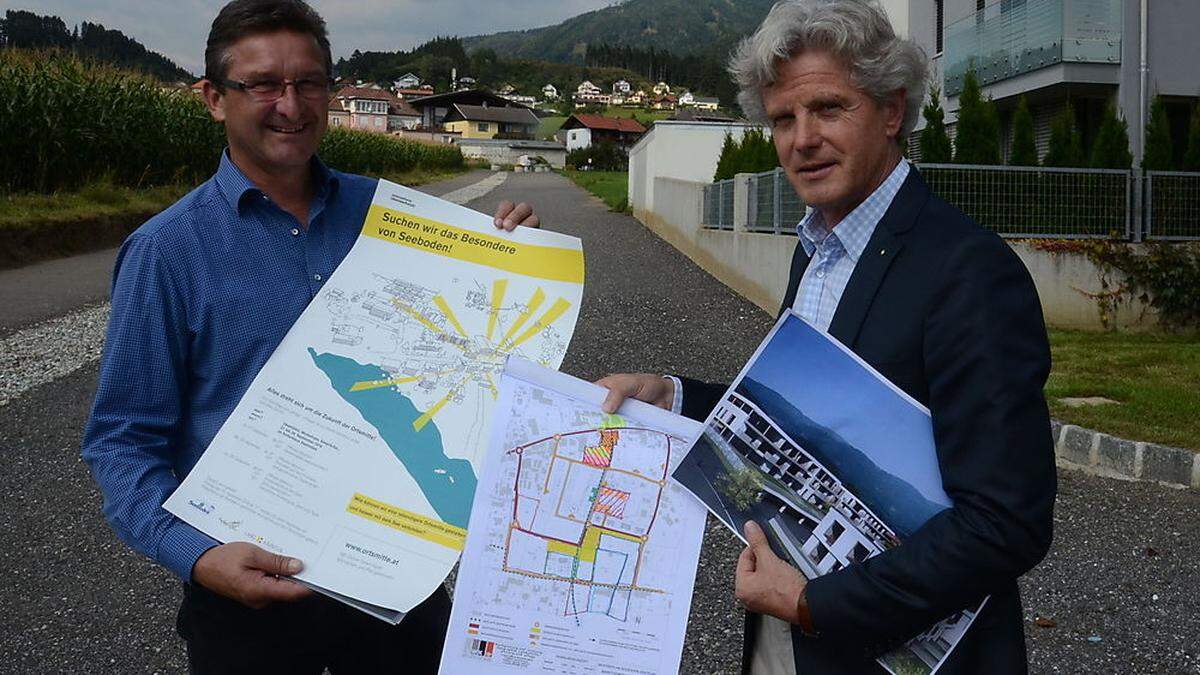 Bürgermeister Klinar (links) und Kleinfercher auf der künftigen &quot;Promenade zum See&quot; mit ersten Ideen zum erweiterten Ortszentrum