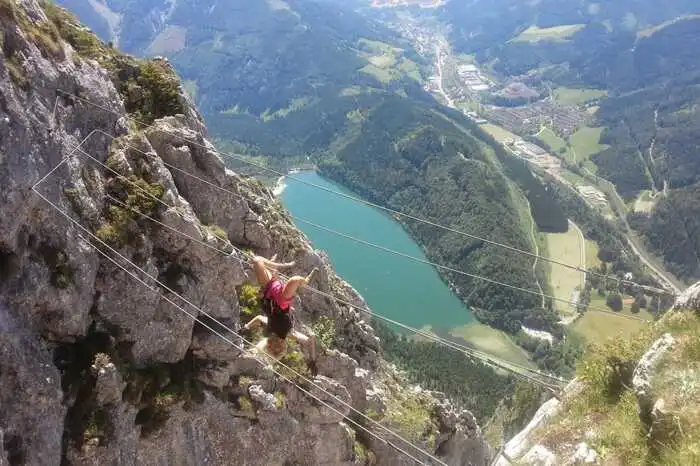 Ganz schon schwindelfrei. Dieses waghalsige Foto hat Simone Hofer aus Weiz am Kaiser Franz Josef Klettersteig geknipst und sich damit den dritten Platz geholt. 