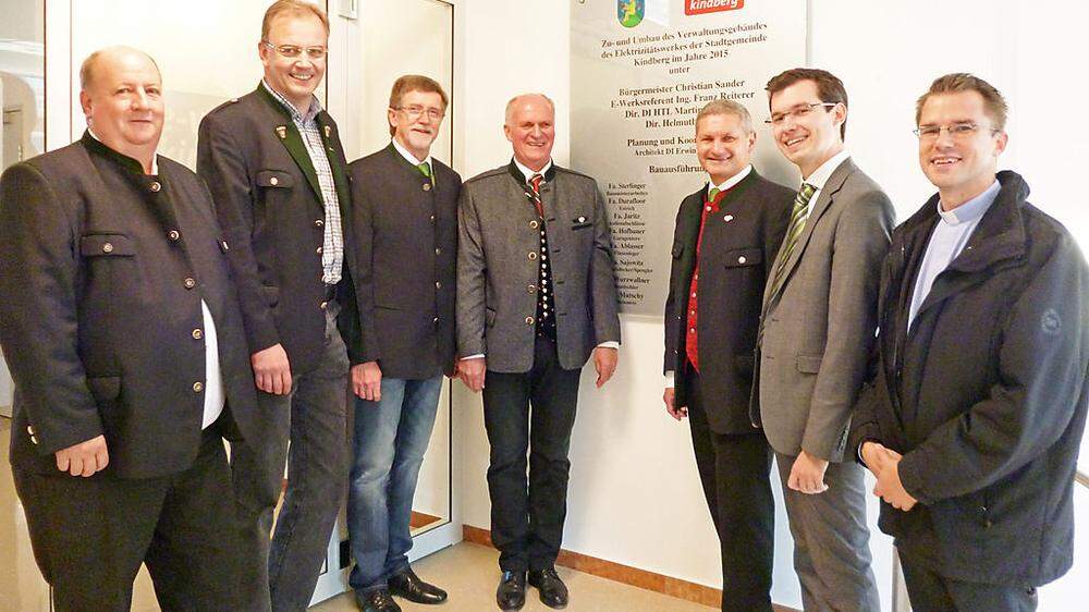 Direktor Martin Weitzer (4. v. l.) und Bürgermeister Christian Sander (5. v. l.) mit Ehrengästen bei der Eröffnung