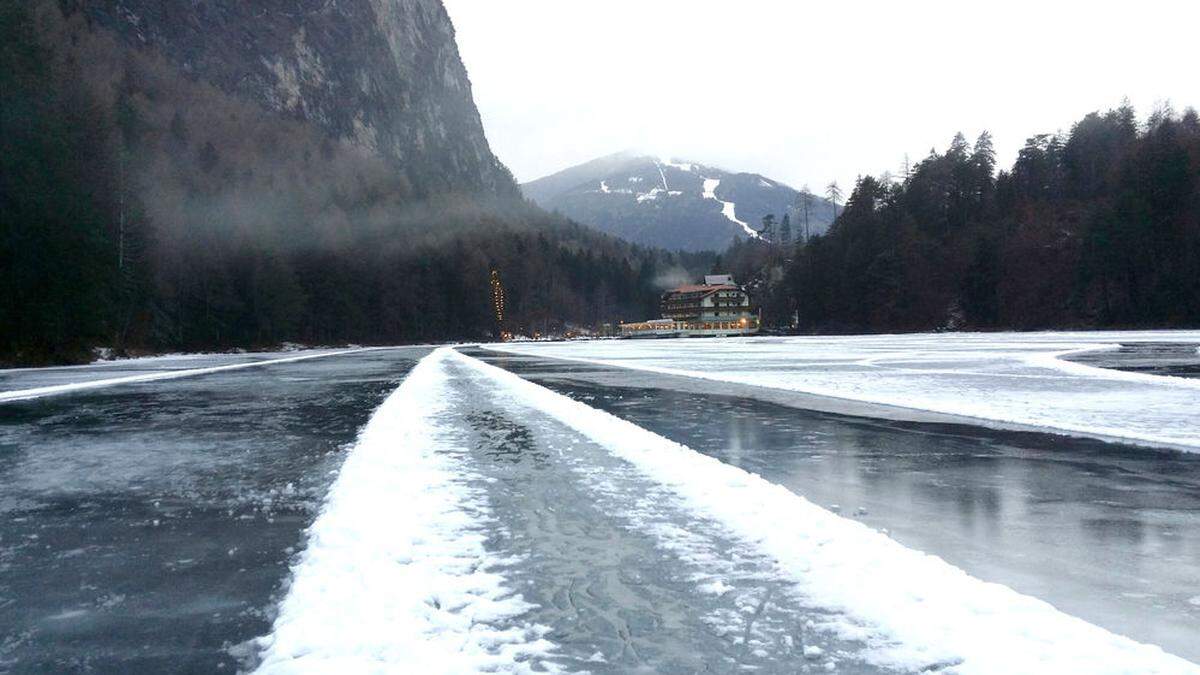 Achtung: Eisfläche am Tristacher See nicht freigegeben.