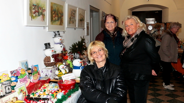Über Initiative der Tiffany-Künstlerin Aloisia Pongritz präsentierten eine Reihe von Hobbykünstlern und Handwerkern ihre Werke im Pfarrhof in Voitsberg.
