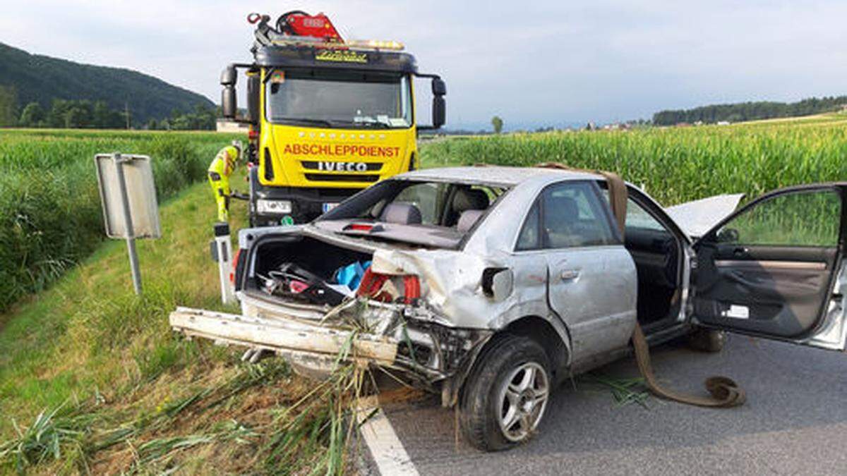 Das Auto wurde bei dem Unfall schwer beschädigt