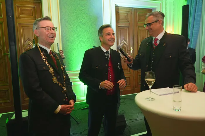 Mit dabei war auch Grazer Altbürgermeister Siegfried Nagl, am Bild mit Großbauer Klaus Weikhard und Moderator Dorian Steidl...