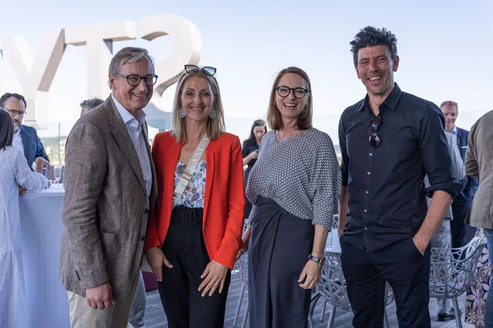 Rund 50 Personen waren dem Aufruf gefolgt, etwa Waldemar Zelinka und Roswitha Lahousen vom Citypark (im Foto mit Xenia Daum und Andreas Prückler, Kleine Zeitung) ...