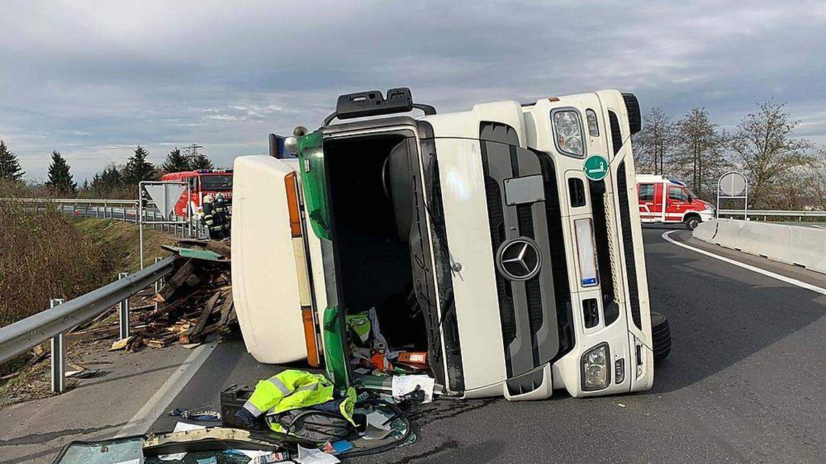 Der verletzte Lenker wurde über die Windschutzscheibe evakuiert