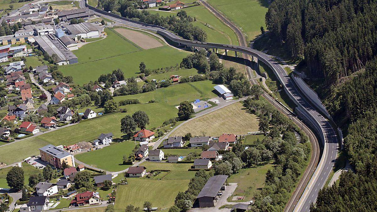 Auch acht Jahre nach ihrer Eröffnung beschäftigt die Umfahrung Bad St. Leonhard die Justiz