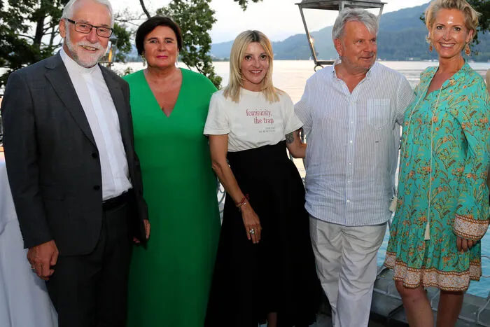 Von links: Bischof Josef Marketz, Gastgeberin Helena Ramsbacher, Künstlerin Billi Thanner, Unternehmer Hans Peter Haselsteiner und Journalistin Martina Hohenlohe