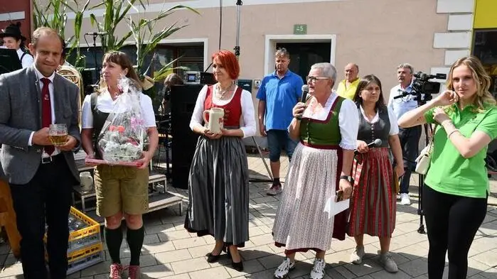 Fast alle Besucherinnen und Besucher zeigten sich in Tracht, und auch die Bänderhutfrauen aus St. Marein bei Neumarkt sorgten für Farbtupfer im Festbild.