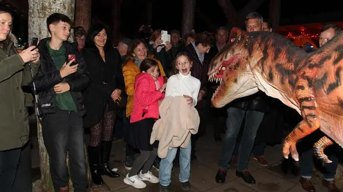 Ein bewegliche Dino bedroht die Gäste