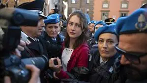 Grace Van Patten in einer Szene aus "The Twisted Tale of Amanda Knox" 