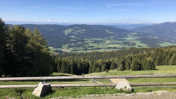 Malerischer Blick von der Hütte Richtung Naturpark Grebenzen.