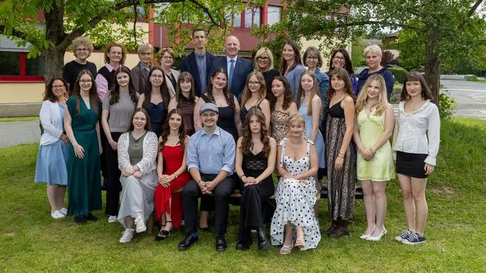 Die 5A-Klasse der Bafep Mureck von Klassenvorständin Andrea Reinisch: Fiona Heinz, Kerstin Jammernegg, Tobias Kaufmann, Viktoria König, Katharina Lueger, Elena Otter, Elena Platzer, Lara-Sophie Posch, Annika Maria Raidl, Leonie Rebernik, Selina Schranz und Anna Wagnes