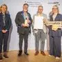 Am 23.9.2025 fand die Verleihung des Fußverkehrs-Awards von klimaaktiv mobil in Graz statt. Im Bild: Bürgermeister Martin Mayerl und Josef Robert Possenig (Gemeinde Dölsach), gemeinsam mit Sektionsleiterin Cornelia Breuß (BMIMI) und Stephanie Schwer (Österreichischer Städtebund)