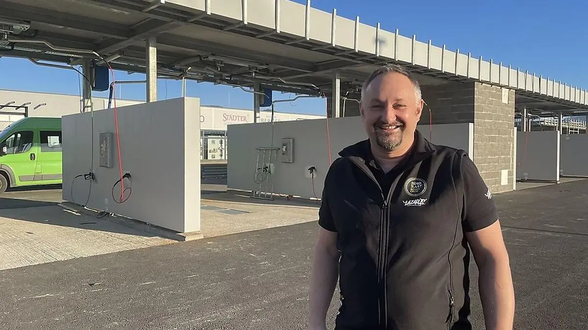 Kurt Moser vor der neuen Waschanlage